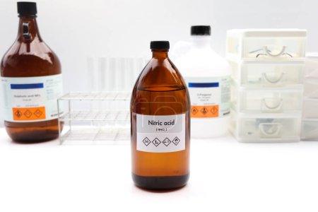 Foto de Nitric acid in bottle , chemical in the laboratory and industry, Chemical used in the analysis - Imagen libre de derechos