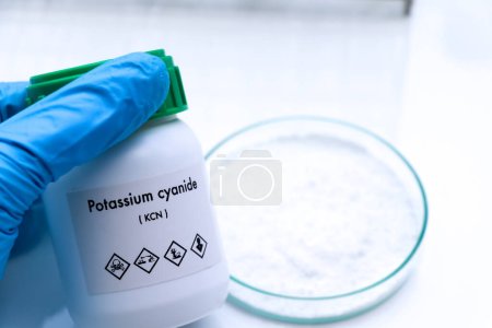 Téléchargez les photos : Potassium cyanide in bottle , chemical in the laboratory and industry, Chemical used in the analysis - en image libre de droit