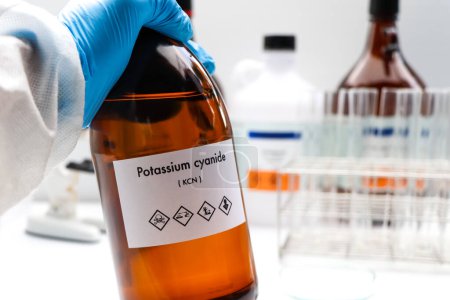 Foto de Potassium cyanide in bottle , chemical in the laboratory and industry, Chemical used in the analysis - Imagen libre de derechos