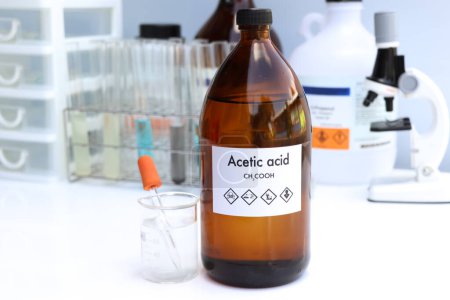 Foto de Acetic acid in bottle , chemical in the laboratory and industry, Chemical used in the analysis - Imagen libre de derechos