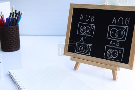 Téléchargez les photos : Blackboard with sample basic set hand written  and geometric shapes - en image libre de droit