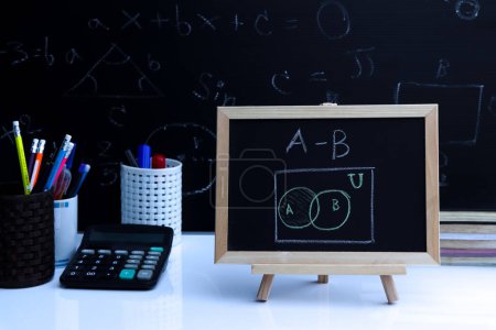 Téléchargez les photos : Blackboard with sample basic set hand written  and geometric shapes - en image libre de droit