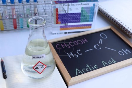 Foto de Acetic acid and symbol structural formula chemical on the blackboard - Imagen libre de derechos