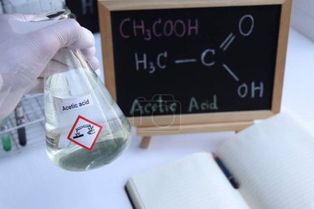 Téléchargez les photos : Acetic acid and symbol structural formula chemical on the blackboard - en image libre de droit