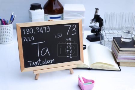 Téléchargez les photos : Tantalum and symbol structural formula chemical on the blackboard, Chemistry in the classroom - en image libre de droit