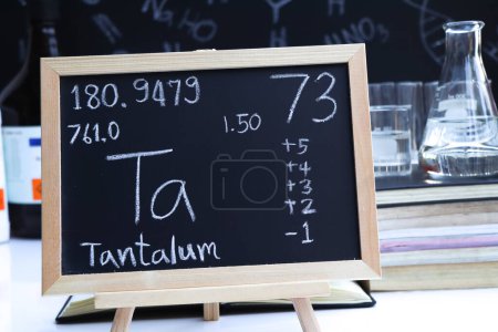 Téléchargez les photos : Tantalum and symbol structural formula chemical on the blackboard, Chemistry in the classroom - en image libre de droit
