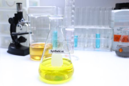Foto de Synthetic oil in bottle ,sample oil in the laboratory and industry - Imagen libre de derechos