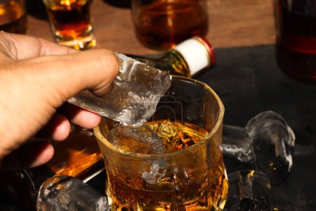 Téléchargez les photos : Boissons alcoolisées fortes rouges, liqueurs dures, spiritueux et distillats iset dans des verres - en image libre de droit