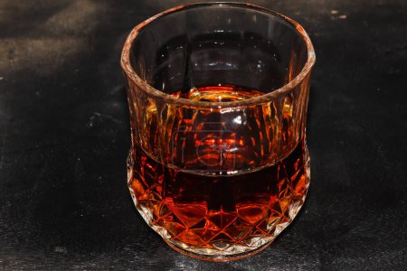 Téléchargez les photos : Boissons alcoolisées fortes rouges, liqueurs dures, spiritueux et distillats iset dans des verres - en image libre de droit