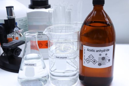 Téléchargez les photos : Acetic anhydride in glass, chemical in the laboratory and industry, dangerous Chemical or raw materials for production - en image libre de droit