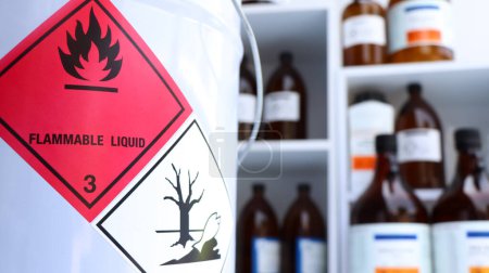 Foto de Productos químicos y símbolos peligrosos en contenedores de fábrica o de laboratorio - Imagen libre de derechos
