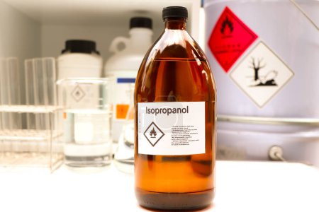 Foto de Isopropanol en vidrio, productos químicos peligrosos y símbolos en contenedores en la industria o el laboratorio - Imagen libre de derechos
