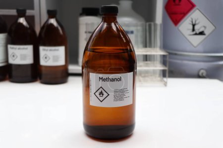 Methanol im Glas, Gefährliche Chemikalien und Symbole auf Behältern in Industrie oder Labor 