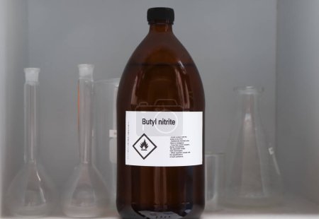 Foto de Nitrito de butilo en vidrio, productos químicos peligrosos y símbolos inflamables en recipientes de la industria o el laboratorio - Imagen libre de derechos