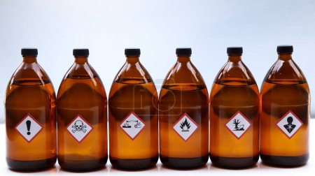 Téléchargez les photos : Symbole d'avertissement de danger chimique sur les récipients chimiques, chimiques en laboratoire et dans l'industrie - en image libre de droit