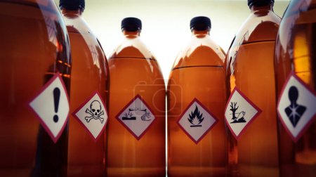 Téléchargez les photos : Symbole d'avertissement de danger chimique sur les récipients chimiques, chimiques en laboratoire et dans l'industrie - en image libre de droit