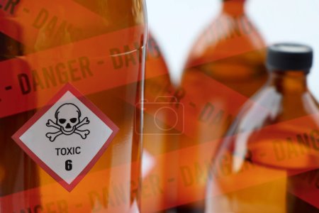Foto de El símbolo tóxico en los productos químicos, productos químicos peligrosos en la industria o el laboratorio - Imagen libre de derechos