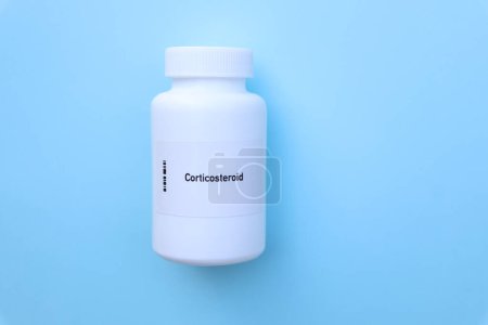 Foto de Píldora corticosteroide en botella blanca, stock de píldora, concepto médico o de farmacia - Imagen libre de derechos