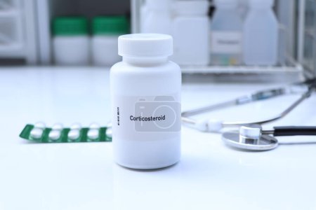 Foto de Píldora corticosteroide en botella blanca, stock de píldora, concepto médico o de farmacia - Imagen libre de derechos