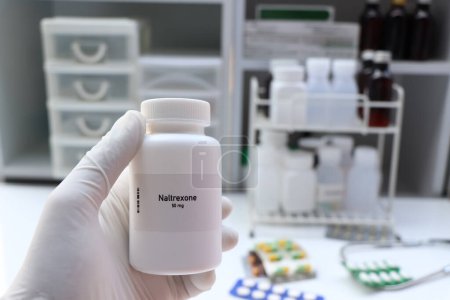 Naltrexon Pille in weißer Flasche, Tablettenvorrat, medizinisches oder Apothekenkonzept