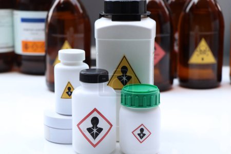 Téléchargez les photos : Symbole cancérogène sur la bouteille chimique, symbole d'avertissement, produit chimique en laboratoire et dans l'industrie - en image libre de droit