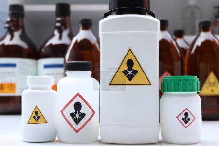 krebserregende Symbole auf Flaschenchemikalien, Warnsymbole, Chemikalien in Labor und Industrie 
