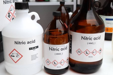 Ácido nítrico, productos químicos peligrosos y símbolos en recipientes, productos químicos en la industria o el laboratorio 