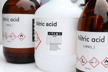 Ácido nítrico, productos químicos peligrosos y símbolos en recipientes, productos químicos en la industria o el laboratorio 