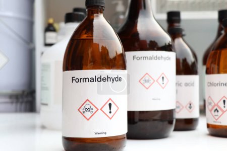 Foto de Formaldehído, productos químicos peligrosos y símbolos en recipientes, productos químicos en la industria o el laboratorio - Imagen libre de derechos