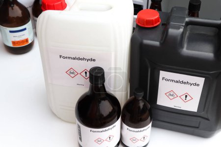 Foto de Formaldehído, productos químicos peligrosos y símbolos en recipientes, productos químicos en la industria o el laboratorio - Imagen libre de derechos