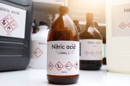 Foto de Ácido nítrico, productos químicos peligrosos y símbolos en recipientes, productos químicos en la industria o el laboratorio - Imagen libre de derechos