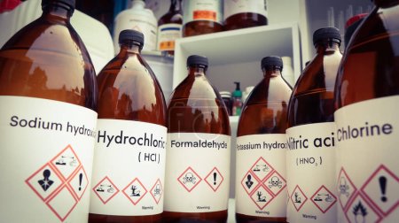Foto de Productos químicos y símbolos peligrosos en contenedores, productos químicos en la industria o el laboratorio - Imagen libre de derechos