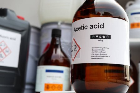 Téléchargez les photos : Acide acétique, produits chimiques dangereux et symboles sur les récipients, produits chimiques dans l'industrie ou le laboratoire - en image libre de droit