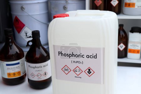 Ácido fosfórico, productos químicos peligrosos y símbolos en recipientes, productos químicos en la industria o el laboratorio 