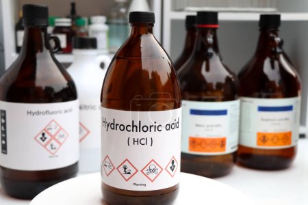 Foto de Ácido clorhídrico, productos químicos peligrosos y símbolos en recipientes, productos químicos en la industria o el laboratorio - Imagen libre de derechos