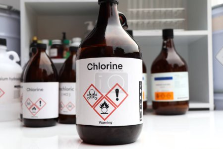 Foto de Cloro, productos químicos peligrosos y símbolos en contenedores, productos químicos en la industria o el laboratorio - Imagen libre de derechos