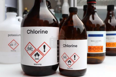 Foto de Cloro, productos químicos peligrosos y símbolos en contenedores, productos químicos en la industria o el laboratorio - Imagen libre de derechos
