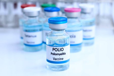 Téléchargez les photos : Vaccin POLIO en flacon, immunisation et traitement de l'infection, vaccin utilisé pour la prévention des maladies - en image libre de droit
