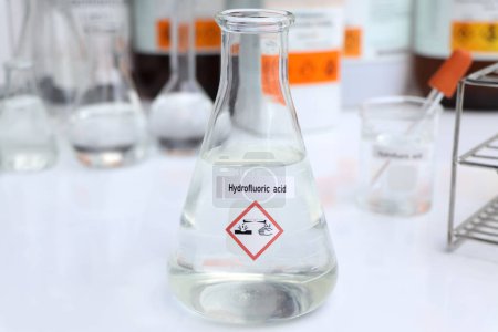 Foto de Ácido fluorhídrico, productos químicos peligrosos y símbolos en recipientes, productos químicos en la industria o el laboratorio - Imagen libre de derechos