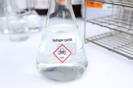 Solution de cyanure d'hydrogène, produits chimiques dangereux et symboles sur les récipients, produits chimiques dans l'industrie ou le laboratoire 