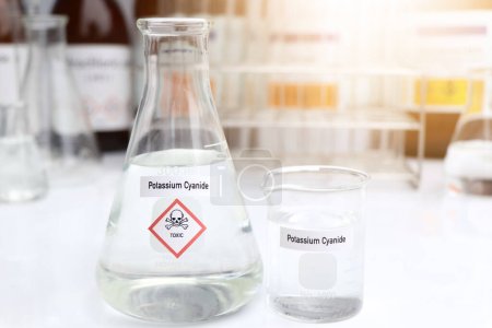 Solución de cianuro de potasio, productos químicos peligrosos y símbolos en contenedores, productos químicos en la industria o el laboratorio 