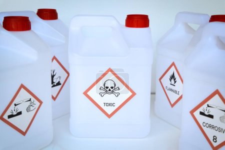 Foto de Símbolo de advertencia para el peligro químico en el contenedor químico, químico en industrial y de laboratorio - Imagen libre de derechos