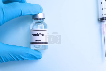 Téléchargez les photos : Vaccin contre le virus de la vaccine en flacon, immunisation et traitement de l'infection, expérience scientifique - en image libre de droit
