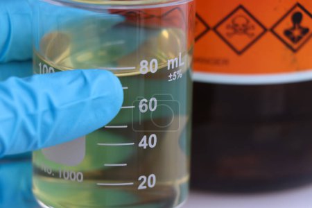 Téléchargez les photos : Expérience chimique jaune en laboratoire, Produits chimiques utilisés dans l'industrie, énergie propre - en image libre de droit