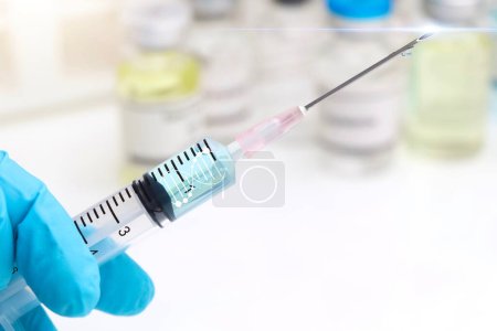 Foto de Vacuna en aguja, El concepto de vacunación para prevenir enfermedades, antecedentes de laboratorio - Imagen libre de derechos