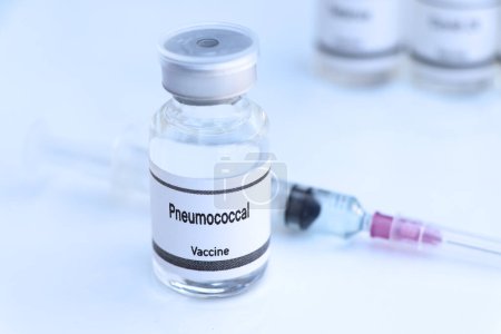 Foto de Vacuna antineumocócica en un vial, inmunización y tratamiento de la infección, experimento científico - Imagen libre de derechos