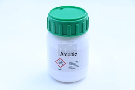 Téléchargez les photos : Arsenic en récipient chimique, produit chimique en laboratoire et dans l'industrie, Matières premières utilisées dans la production ou l'analyse - en image libre de droit