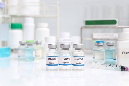 Foto de NALOXONA, HEPARINA, FENTANILL en un vial, Productos químicos utilizados en medicina o laboratorio - Imagen libre de derechos