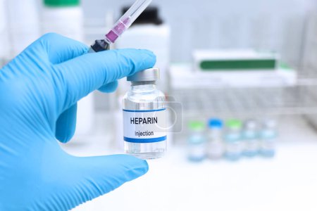 HEPARIN in einem Fläschchen, Chemikalien, die in der Medizin oder im Labor verwendet werden 