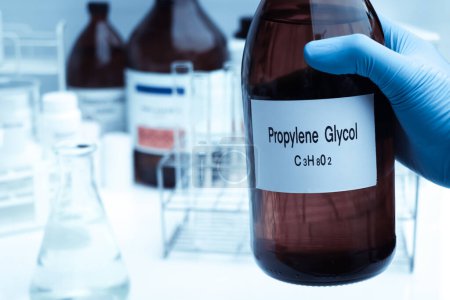 Téléchargez les photos : Propylène glycol en récipient chimique, analyse chimique en laboratoire, matières premières chimiques dans l'industrie - en image libre de droit